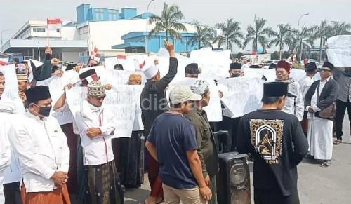 Tokoh agama dan santri mendemo pabrik miras jenis anggur di Kawasan Industri Modern Cikande. Foto: Budi Wahyu Iskandar