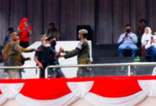 Mahasiswa diamankan di ruang rapat paripurna peringatan HUT Provinsi Banten. Foto: Bantennews.co.id