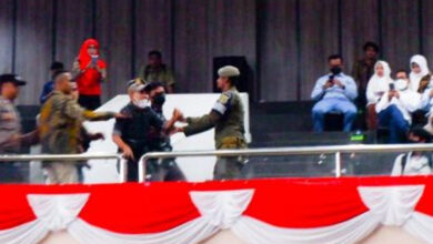 Mahasiswa diamankan di ruang rapat paripurna peringatan HUT Provinsi Banten. Foto: Bantennews.co.id