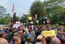 Pedagang Pasar Kutabumi demo Bupati Tangerang. Foto: Iqbal Kurnia