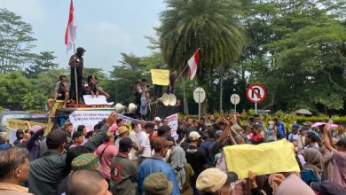 Pedagang Pasar Kutabumi demo Bupati Tangerang. Foto: Iqbal Kurnia