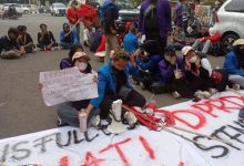 Aksi unjuk rasa dari GMNI mewarnai acara pelantikan anggota DPRD Kabupaten Tangerang. Foto: Budi Wahyu Iskandar