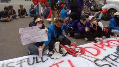 Aksi unjuk rasa dari GMNI mewarnai acara pelantikan anggota DPRD Kabupaten Tangerang. Foto: Budi Wahyu Iskandar