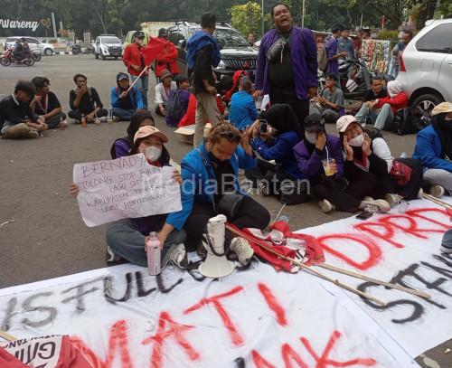 Aksi unjuk rasa dari GMNI mewarnai acara pelantikan anggota DPRD Kabupaten Tangerang. Foto: Budi Wahyu Iskandar