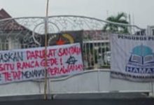 Demo puluhan mahasiswa di Pendopo Bupati Serang. Foto: Yono