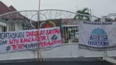 Demo puluhan mahasiswa di Pendopo Bupati Serang. Foto: Yono