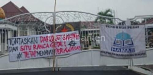 Demo puluhan mahasiswa di Pendopo Bupati Serang. Foto: Yono