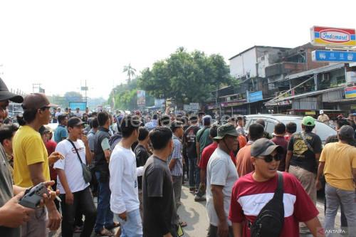 Demo pengurus truk yang menutup akses ke Pelabuhan Bakauheni, Lampung. Foto: Antara