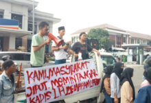 Protes daerah resapan air dijadikan tempat sampah. Foto: Istimewa