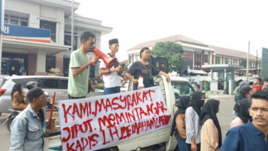 Protes daerah resapan air dijadikan tempat sampah. Foto: Istimewa