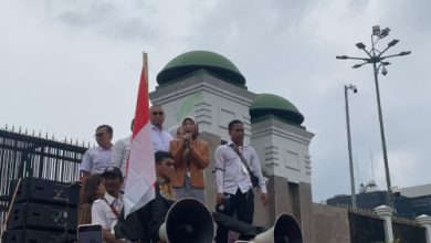 Aksi demonstrasi tenaga honorer R2 dan R3 di DPR RI. Foto: Antara