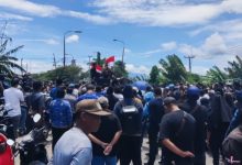 Ribuan orang dari Kecamatan Bojonegara dan Puloampel berdemo soal truk tambang yang masih beroperasi di luar ketentuan. Foto BW Iskandar