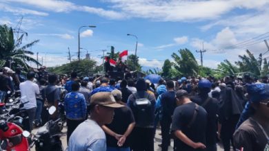 Ribuan orang dari Kecamatan Bojonegara dan Puloampel berdemo soal truk tambang yang masih beroperasi di luar ketentuan. Foto BW Iskandar