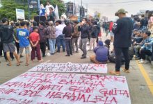 Aksi demo penolakan truk tambang dan truk Odol di Kramatwatu. Foto: Daeng Yusvin