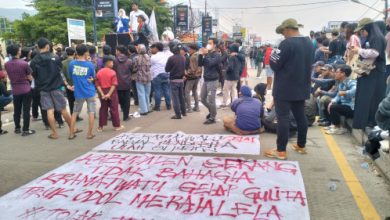 Aksi demo penolakan truk tambang dan truk Odol di Kramatwatu. Foto: Daeng Yusvin