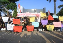 Wartawan dan mahasiswa menggelar demo di depan Mapolda Banten soal kasus pengeroyokan wartawan oleh oknum Brimob di PT GRTS Jawilan. Foto: Budi Wahyu Iskandar