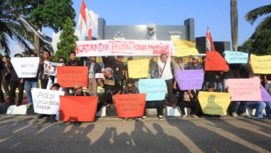 Wartawan dan mahasiswa menggelar demo di depan Mapolda Banten soal kasus pengeroyokan wartawan oleh oknum Brimob di PT GRTS Jawilan. Foto: Budi Wahyu Iskandar