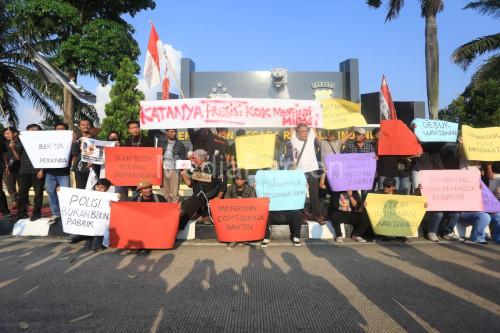 Wartawan dan mahasiswa menggelar demo di depan Mapolda Banten soal kasus pengeroyokan wartawan oleh oknum Brimob di PT GRTS Jawilan. Foto: Budi Wahyu Iskandar