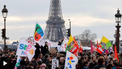 Demonstran protes kenaikan batas penisun di Perancis. Foto: Capture BBC News