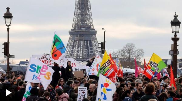 Demonstran protes kenaikan batas penisun di Perancis. Foto: Capture BBC News