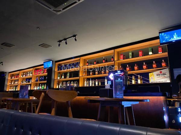 Deretan minuman beralkohol di atas 5% di Pose Bar and Restoran. Foto: Iqbal Kurnia