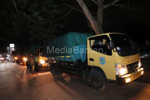 Deretan Truk Sampah Tangsel menuju TPSA Cilwong, Kota Serang. Foto BW Iskandar