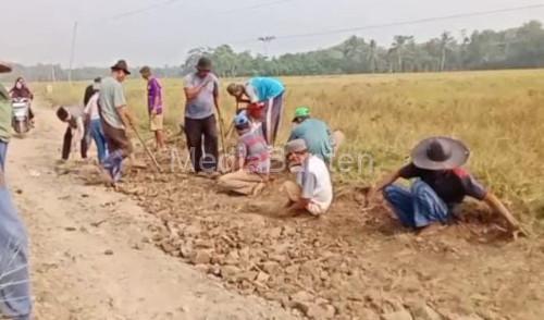 Warga Desa Idaman, Kabupaten Pandeglang memperbaiki jalan rusak parah tanpa bantuan pemerintah. foto Daeng Yusvin