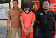 diselematkan polisi karena bonyok digebugin massa. Foto: Yono