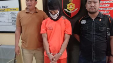 diselematkan polisi karena bonyok digebugin massa. Foto: Yono