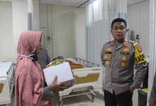 Kapolres Serang, AKBP Wiwin Setiawan jenguk korban penembakan bandit. Foto: Yono