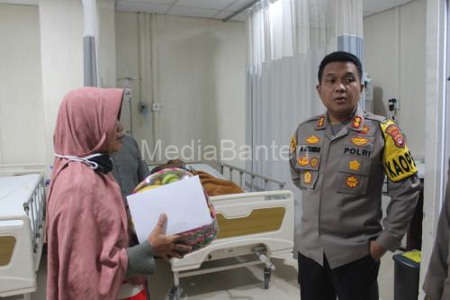 Kapolres Serang, AKBP Wiwin Setiawan jenguk korban penembakan bandit. Foto: Yono