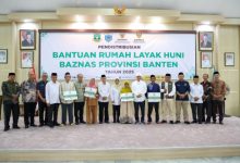 Wagub Banten, Achmad Dimyati Nataksumah menghadiri bantuan rumah layak huni dari Baznas Provinsi Banten. Foto: Biro Adpim Banten
