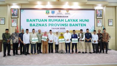 Wagub Banten, Achmad Dimyati Nataksumah menghadiri bantuan rumah layak huni dari Baznas Provinsi Banten. Foto: Biro Adpim Banten