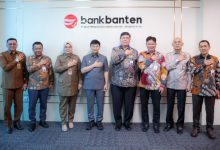 Wagub Banten, Achmad Dimyati Natakusumah bersama jajaran Bank Banten. Foto Istimewa