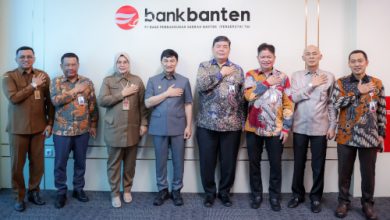 Wagub Banten, Achmad Dimyati Natakusumah bersama jajaran Bank Banten. Foto Istimewa