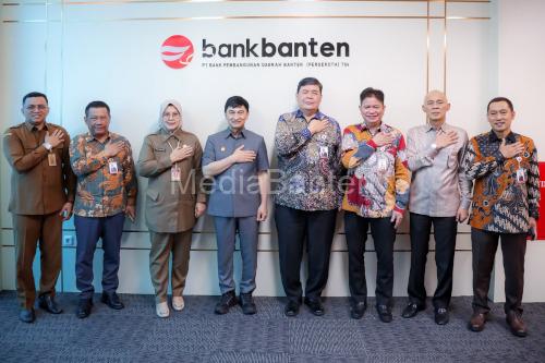 Wagub Banten, Achmad Dimyati Natakusumah bersama jajaran Bank Banten. Foto Istimewa
