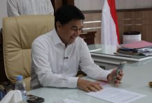 Wakil Gubernur Banten, Achmad Dimyati Natakusumah menelpon Boby Nasution, Gubernur Sumut soal bantuan finansial. Foto Biro Adpim Banten