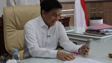 Wakil Gubernur Banten, Achmad Dimyati Natakusumah menelpon Boby Nasution, Gubernur Sumut soal bantuan finansial. Foto Biro Adpim Banten