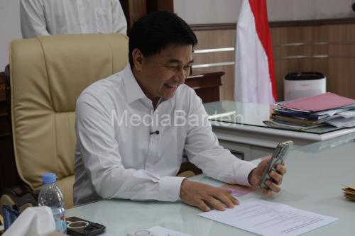 Wakil Gubernur Banten, Achmad Dimyati Natakusumah menelpon Boby Nasution, Gubernur Sumut soal bantuan finansial. Foto Biro Adpim Banten