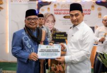 Wagub Banten, Achmad Dimyati Natakusumah menyerahkanb antuan operasional masjid. Foto Biro Adpim Banten