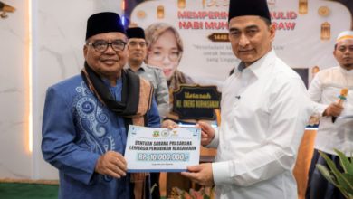 Wagub Banten, Achmad Dimyati Natakusumah menyerahkanb antuan operasional masjid. Foto Biro Adpim Banten