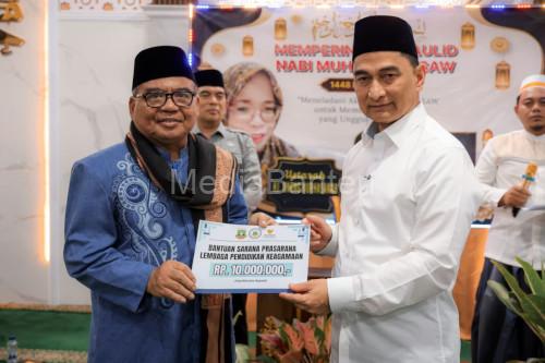 Wagub Banten, Achmad Dimyati Natakusumah menyerahkanb antuan operasional masjid. Foto Biro Adpim Banten