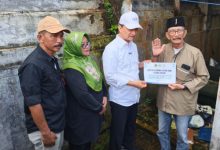 Wagub Banten, Achmad Dimyati Natakusumah menyerahkan bantuan renovasi RTLH. Foto Biro Adpim Banten