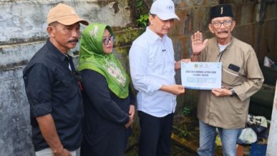 Wagub Banten, Achmad Dimyati Natakusumah menyerahkan bantuan renovasi RTLH. Foto Biro Adpim Banten