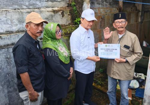 Wagub Banten, Achmad Dimyati Natakusumah menyerahkan bantuan renovasi RTLH. Foto Biro Adpim Banten