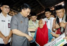 Wagub Banten, Achmad Dimyati Natakusumah menyerahkan bantuan renovasi rumah TLH. foto Biro Adpim Banten