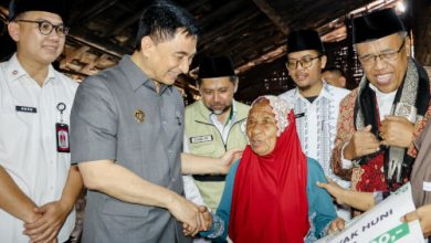 Wagub Banten, Achmad Dimyati Natakusumah menyerahkan bantuan renovasi rumah TLH. foto Biro Adpim Banten