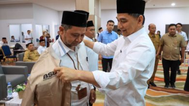 Wagub Banten, Achma Dimyati Natakusumah mengenakan rompi ke Suhud, Wakil Ketua Baznas Banten. foto Biro Adpim Banten