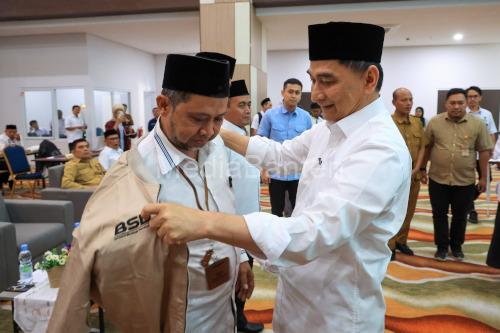 Wagub Banten, Achma Dimyati Natakusumah mengenakan rompi ke Suhud, Wakil Ketua Baznas Banten. foto Biro Adpim Banten