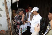 Wagub Banten, Achmad Dimyati Natakusumah menyerahkan dana bantuan bedah rumah di Karawaci. Foto Biro Adpim Banten